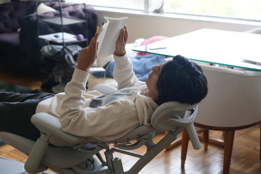 Sedie ergonomiche e decompressione spinale: sedersi per la salute